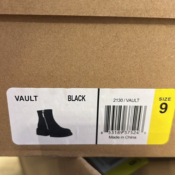 SEVEN7 Women's Vault Chink Black Boots with Zippers - Picture 9 of 9